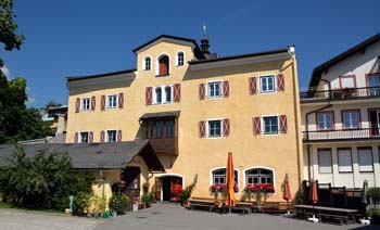 207 Hintereingang und Gastgarten